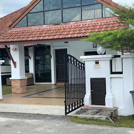 Villaparadise Homestay Batu Pahat Exterior photo